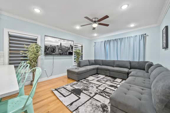 Skyline Haven: Luxe NYC Escape - Image 1