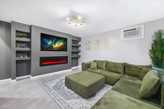 30 seconds to NYC Train | Sleeps 12| Free Parking - Image 1