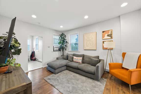 The Rainforest II | Sleeps 16 | 20m to NYC | FREE Parking - Image 1