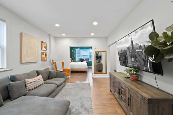đ˝ Rainforest Retreat â Spacious 4BR / 2BA Duplex Minutes from NYC | Sleeps 16 - Image 1
