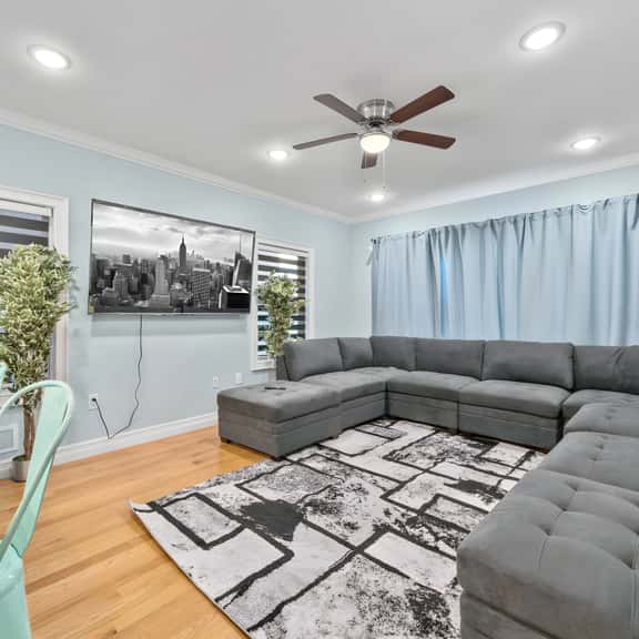 Skyline Haven: Luxe NYC Escape - Image 1