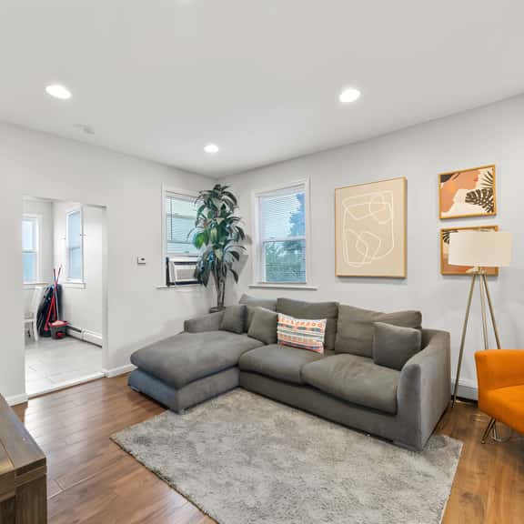The Rainforest II | Sleeps 16 | 20m to NYC | FREE Parking - Image 1