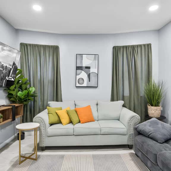 Spacious 6BR/2BA Family Home – Minutes from NYC - Image 1