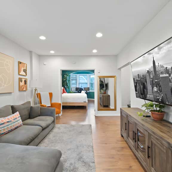đ˝ Rainforest Retreat â Spacious 4BR / 2BA Duplex Minutes from NYC | Sleeps 16 - Image 1